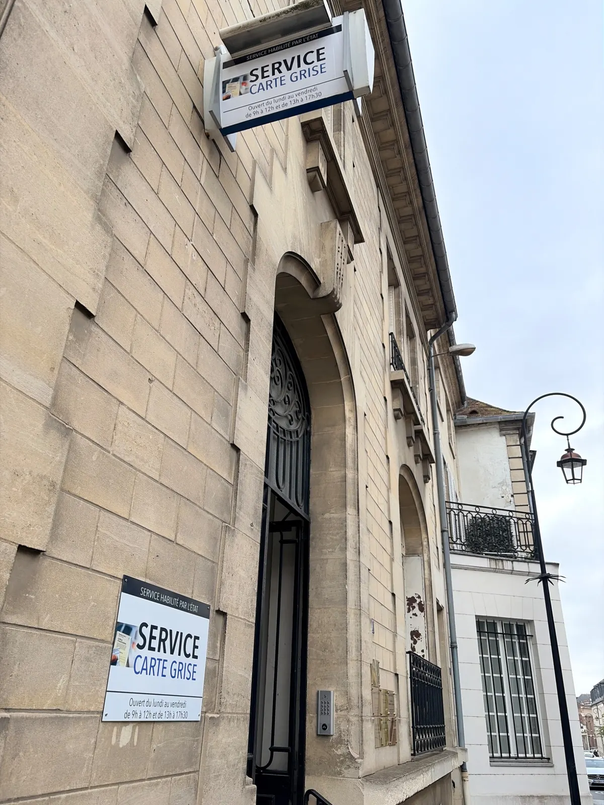 Signalétique en façade d'un service carte grise à Compiègne
