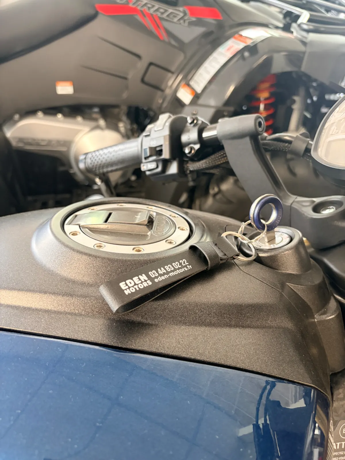 Porte-clés personnalisé Eden Motors sur une moto