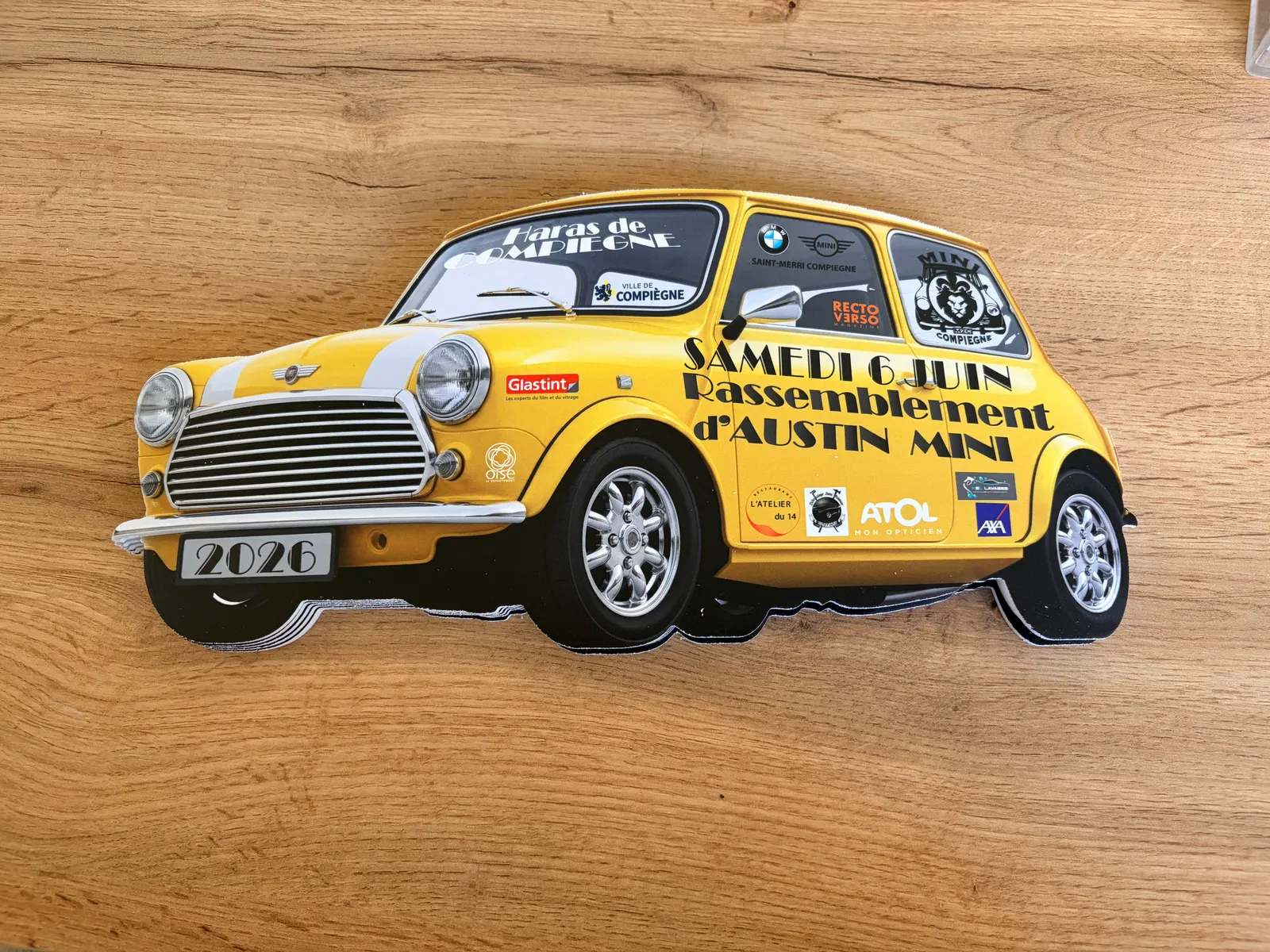 Plaque rallye découpée en forme d'Austin Mini jaune pour les Minis de Compiègne