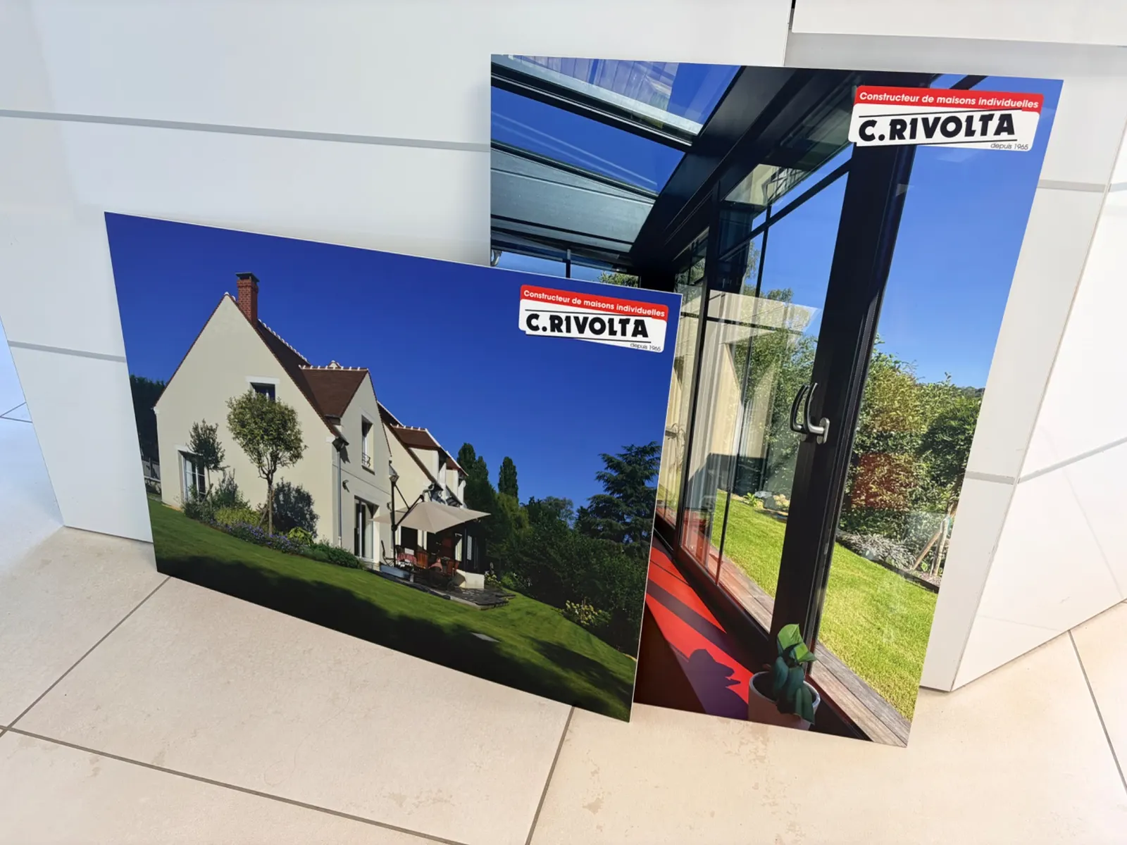 Panneaux PVC grand format C.Rivolta Constructeur avec visuels de maisons